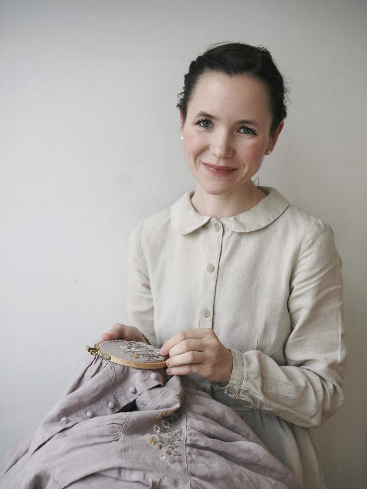Alina mit Stickrahmen