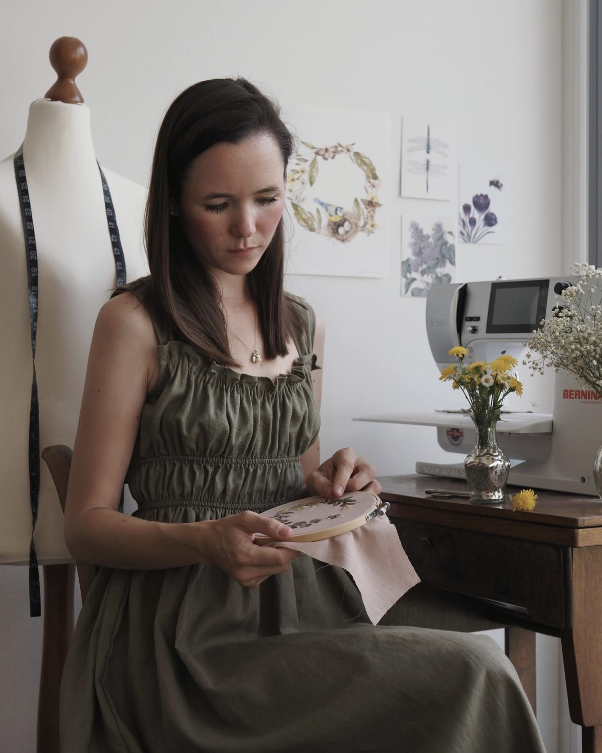 Alina an ihrer Nähmaschine im Humblebee Atelier