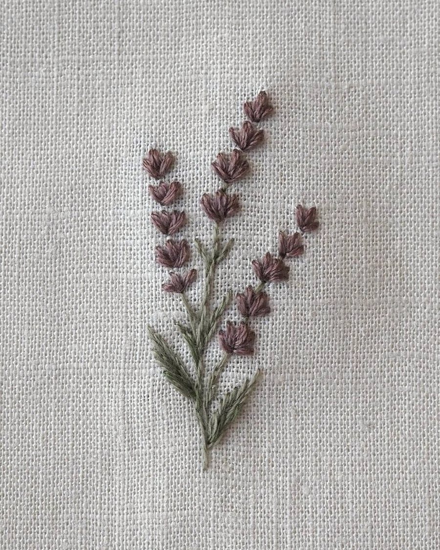Gestickter Lavendel auf Leinen