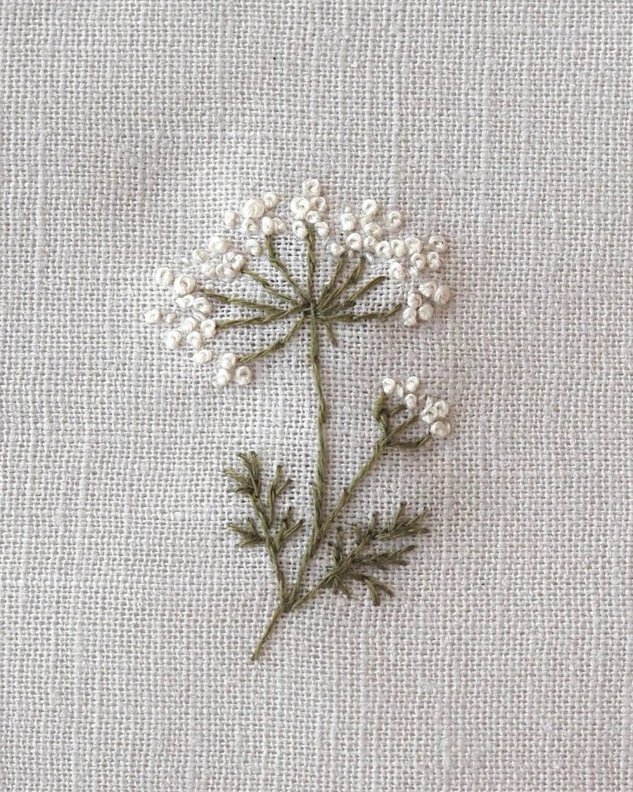 Gestickte Queen Anne’s Lace auf Leinen