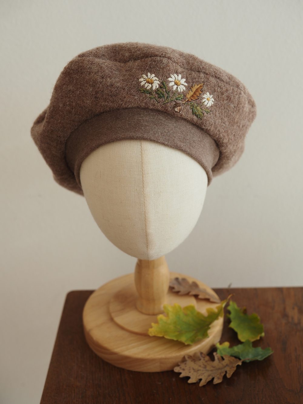 Braune Baskenmütze mit gestickten Blüten