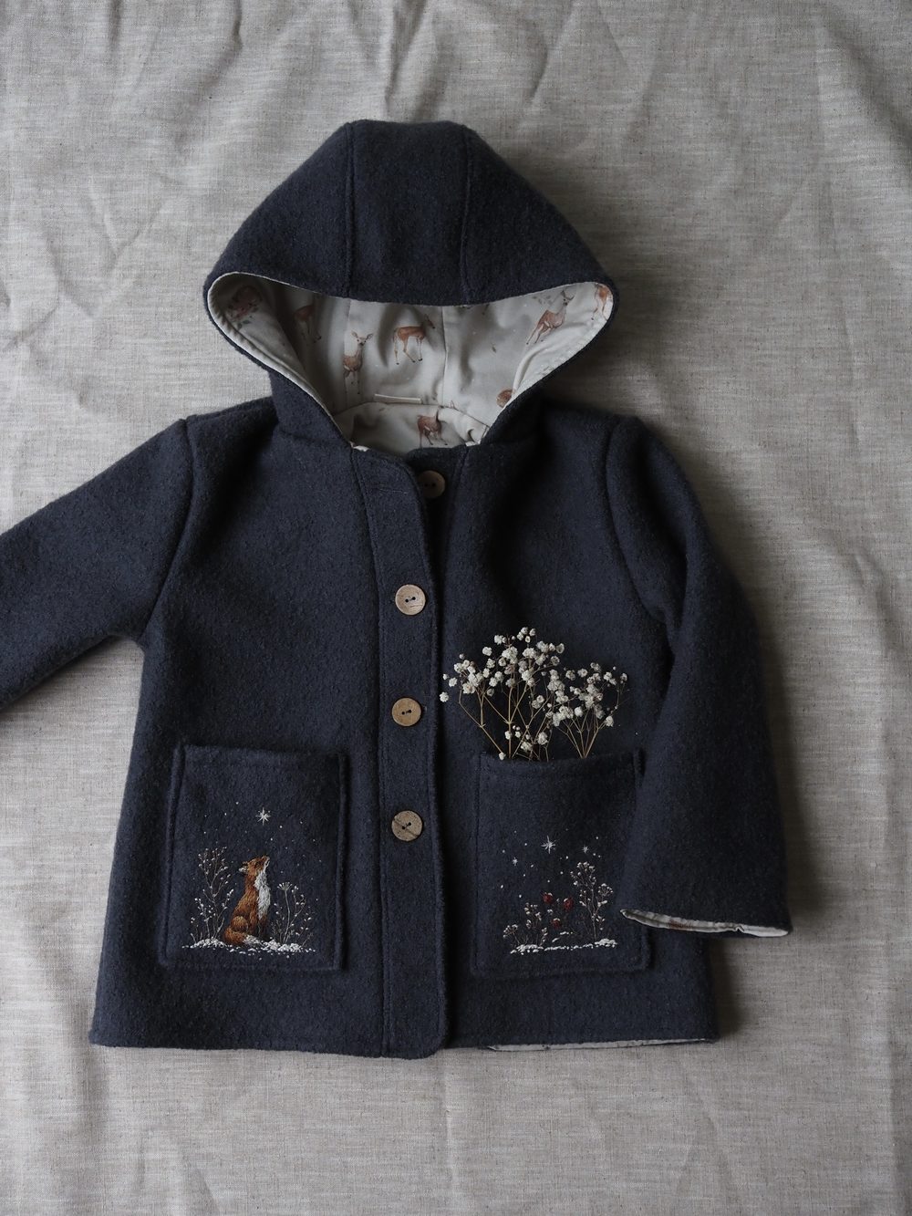 Dunkelblauer Kapuzenmantel mit gesticktem Fuchs