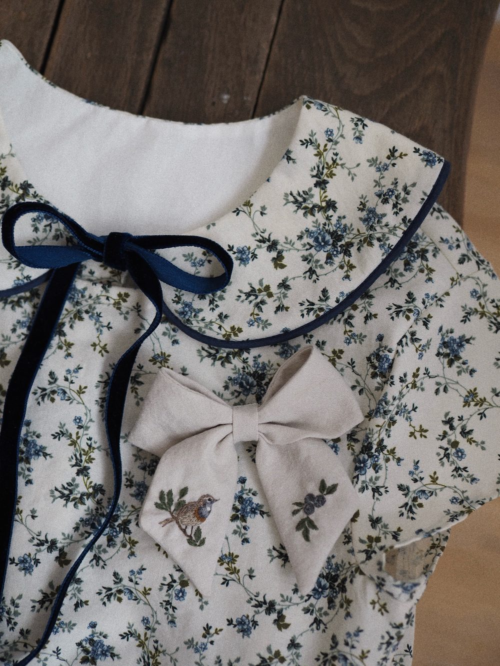 Geblümtes Kleid mit Kragen und Samtschleife