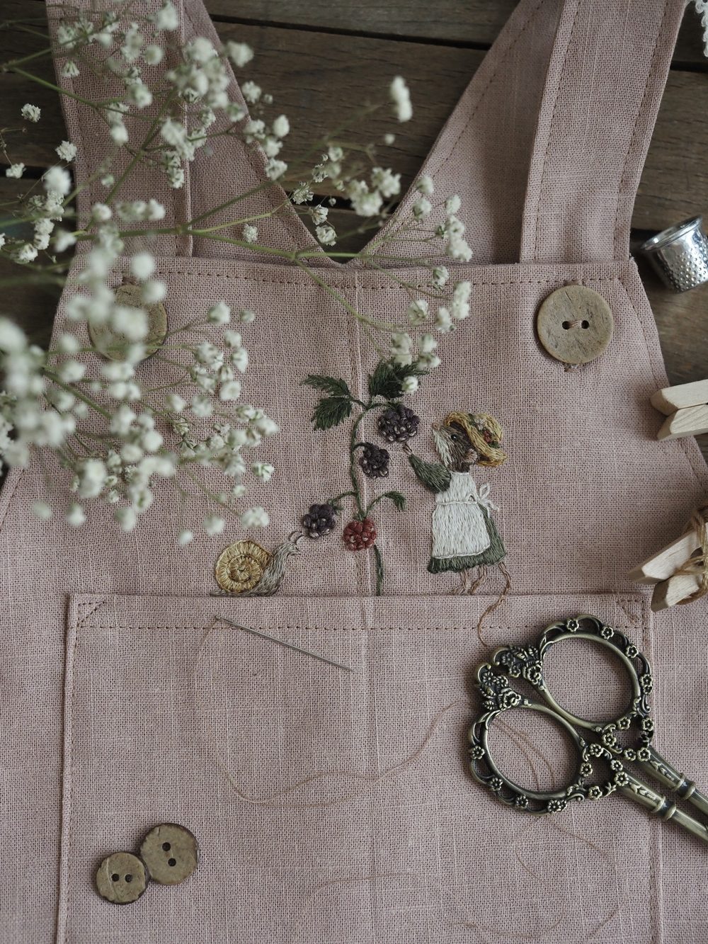 Rosa Leinenlatzhose mit gestickten Brombeeren und Maus
