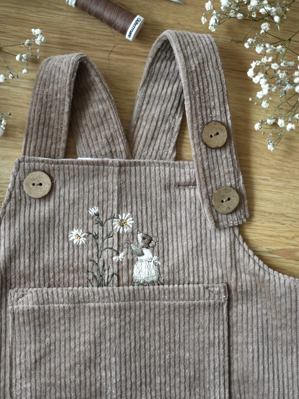 Cordlatzhose mit gesticktem Hasen zwischen Margeriten