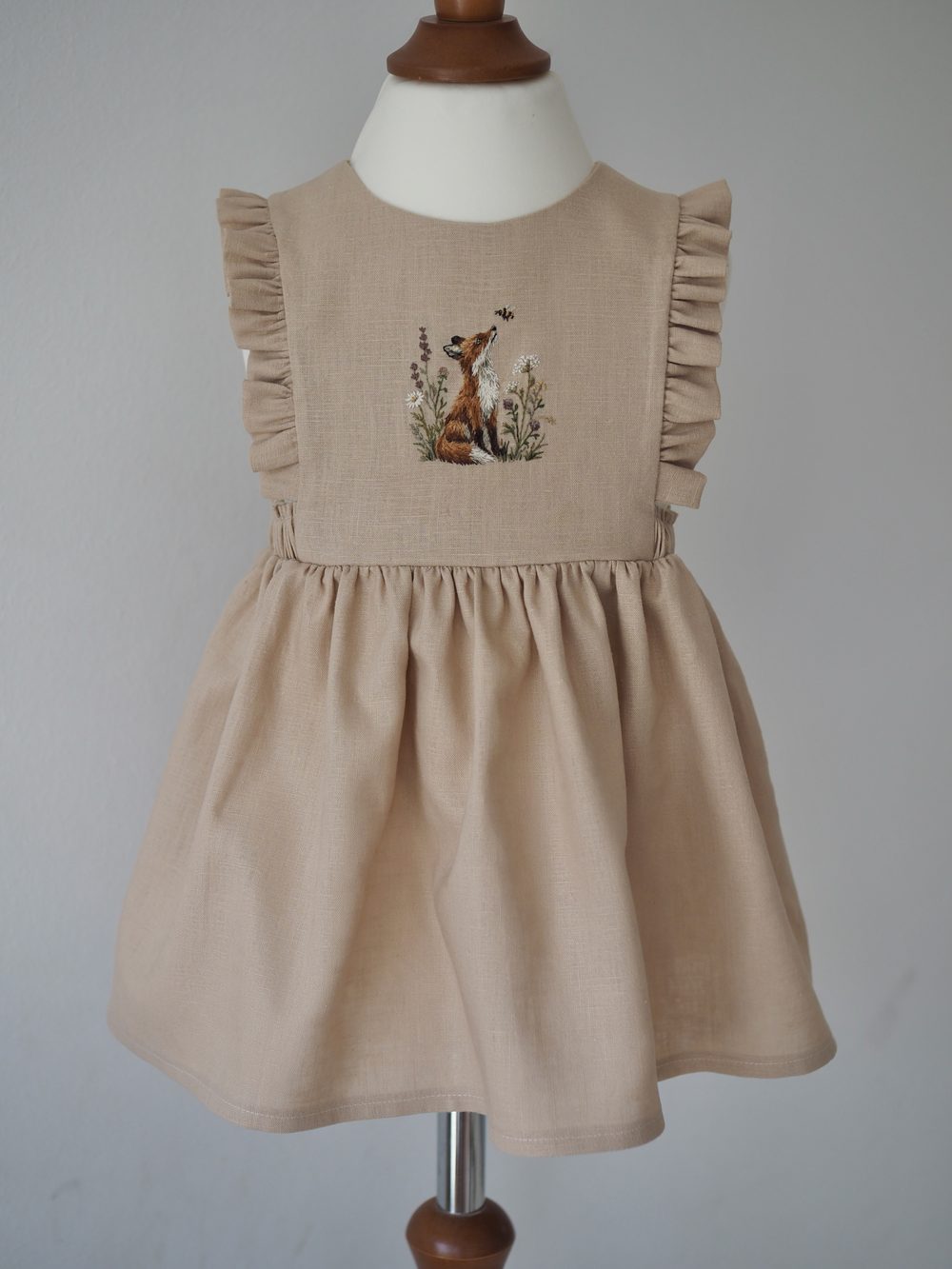 Helles Leinenkleid mit gesticktem Fuchs an der Schneiderpuppe