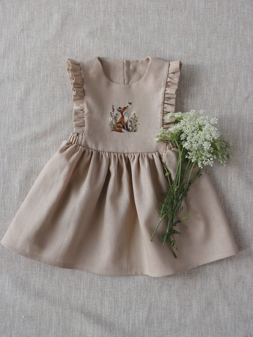 Helles Leinenkleid mit gesticktem Fuchs und Wiesenkerbel
