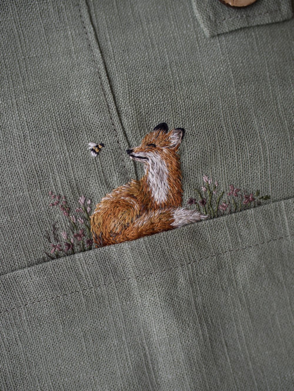 Grüne Leinenlatzhose mit gesticktem Fuchs an der Tasche