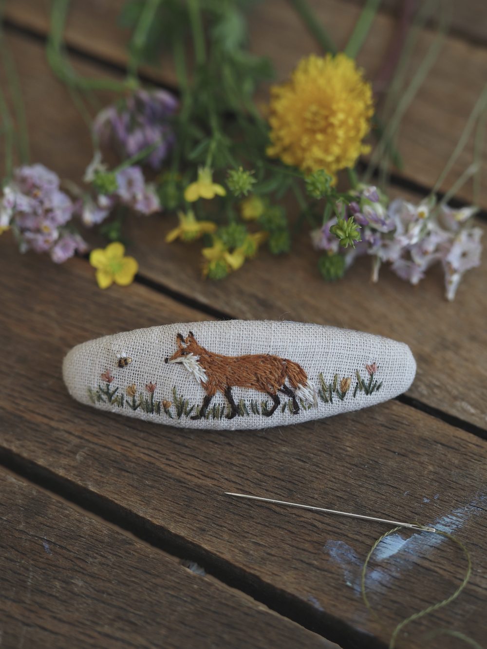 Bestickte Haarspange mit Fuchs und Wiesenblumen