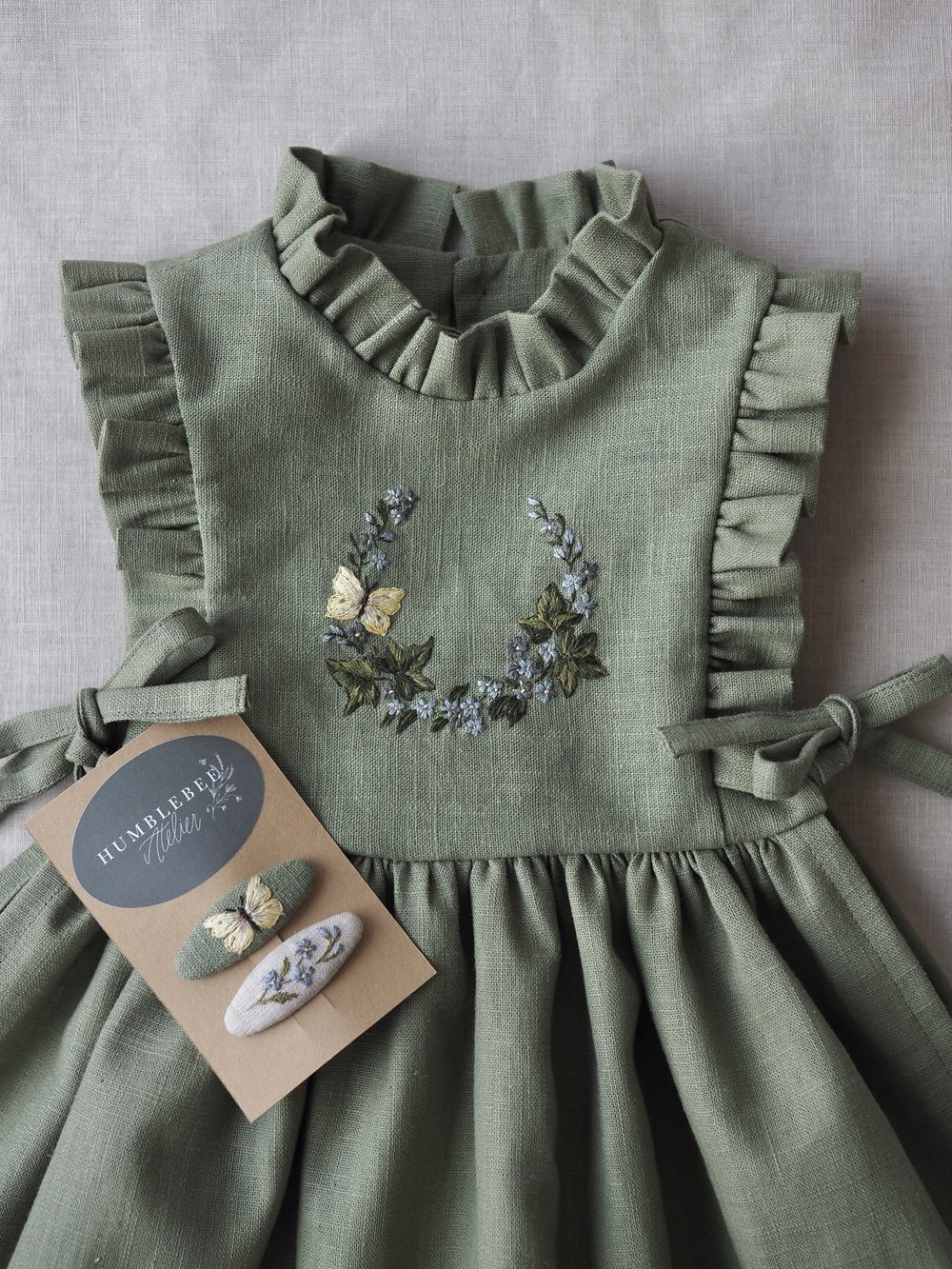 Salbeigrünes Kleid mit Rüschenkragen und Blumenstickerei