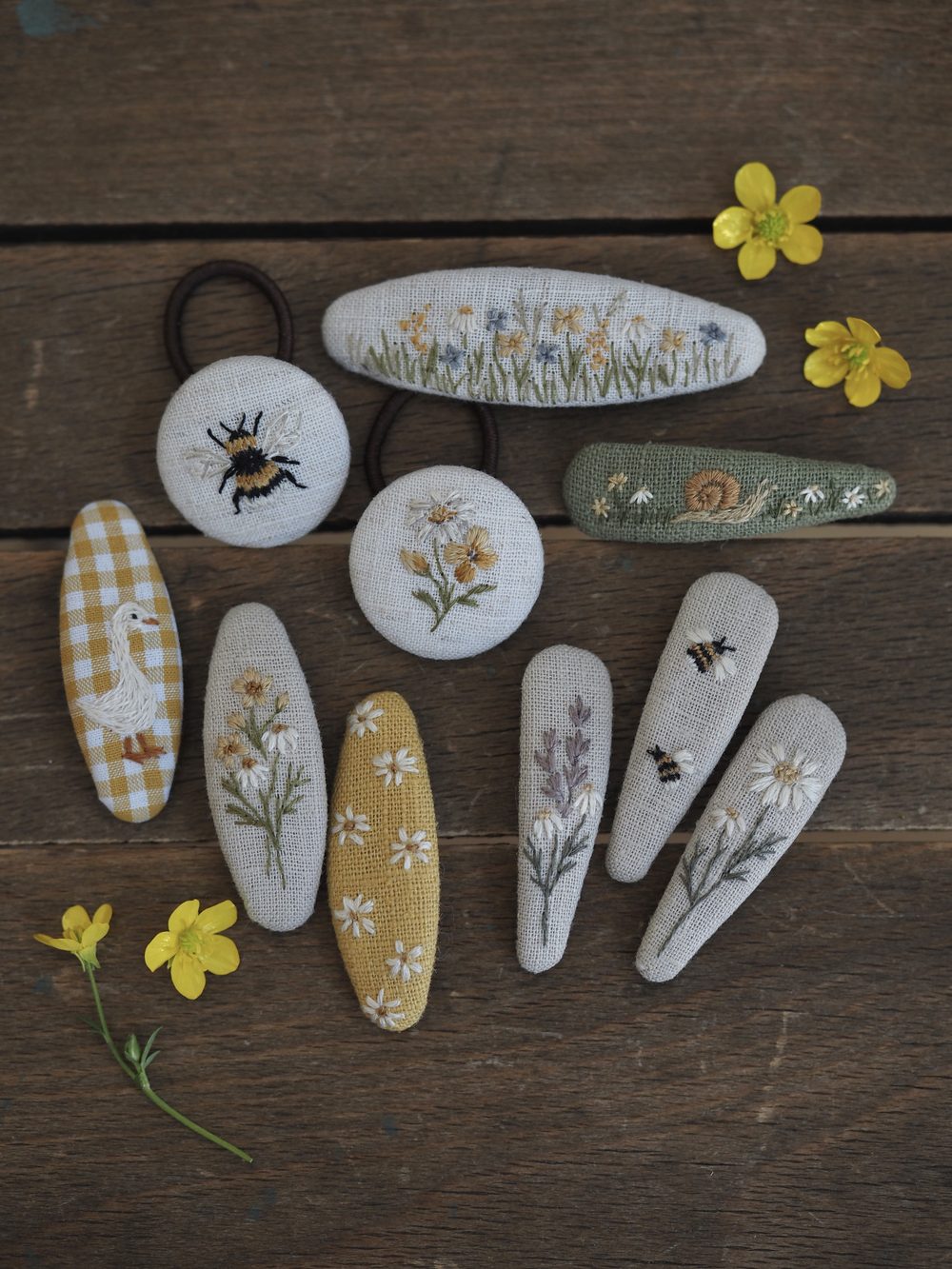 Bestickte Haarspangen mit Blumen und Hummel