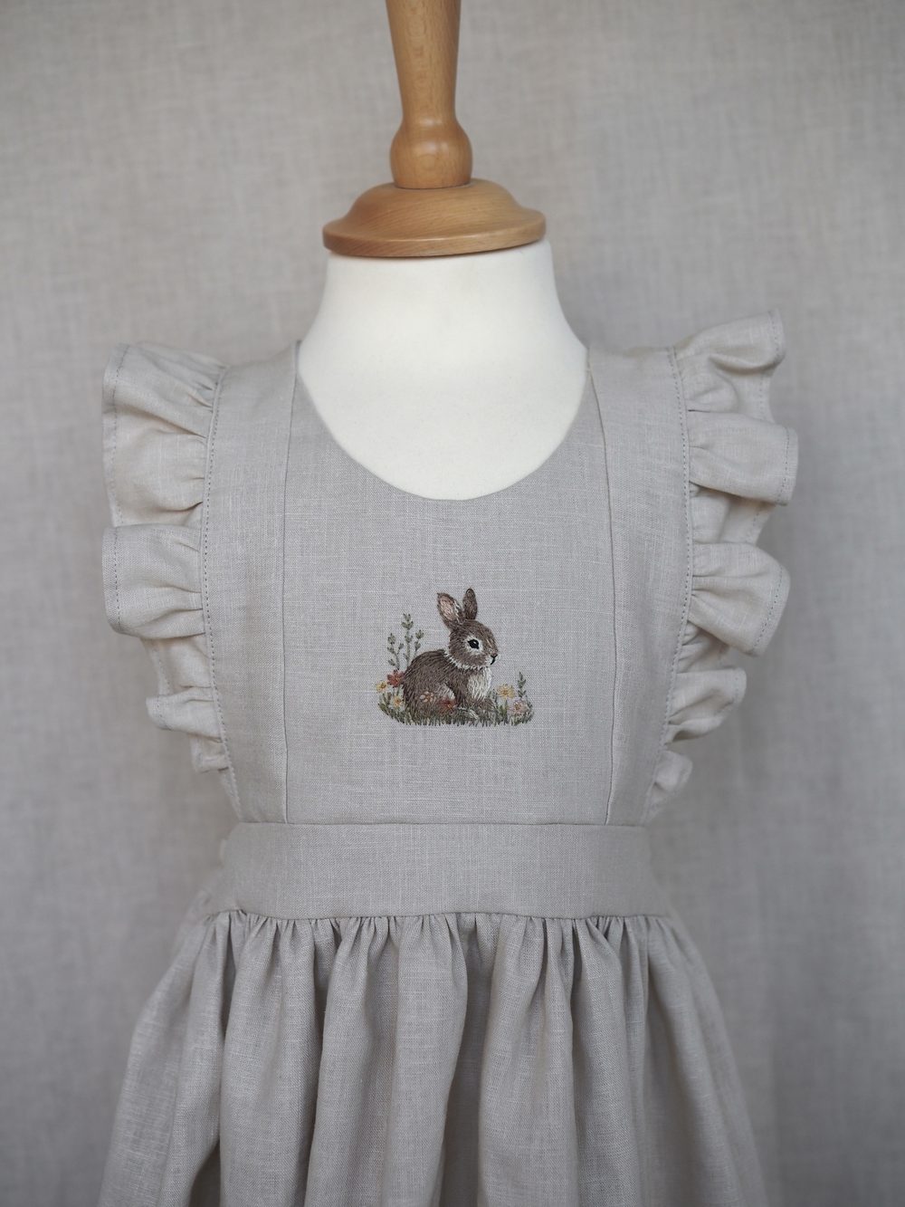 Graues Leinenkleid mit Rüschen und gesticktem Hasen