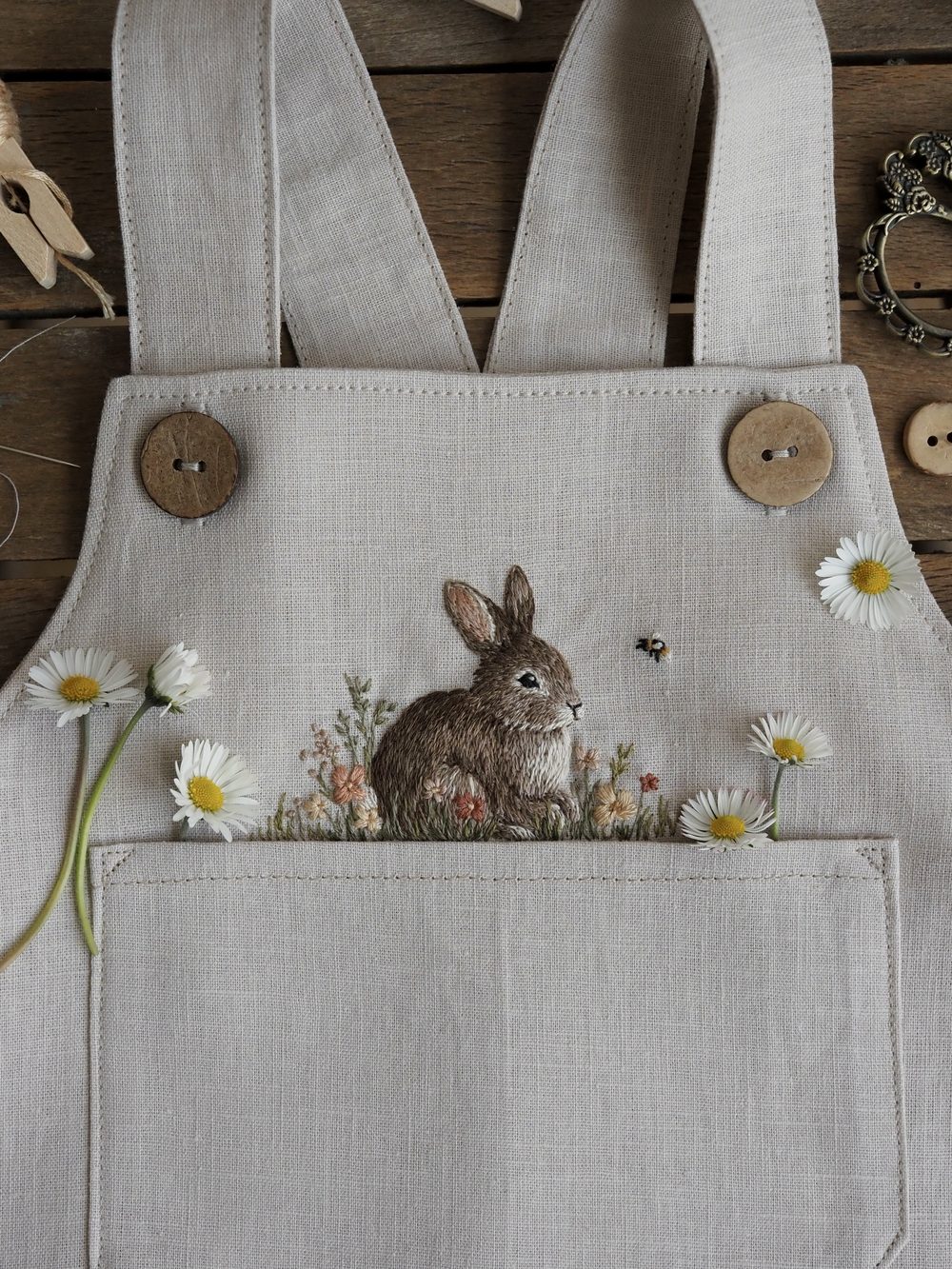 Helle Leinenlatzhose mit gesticktem Hasen und Gänseblümchen