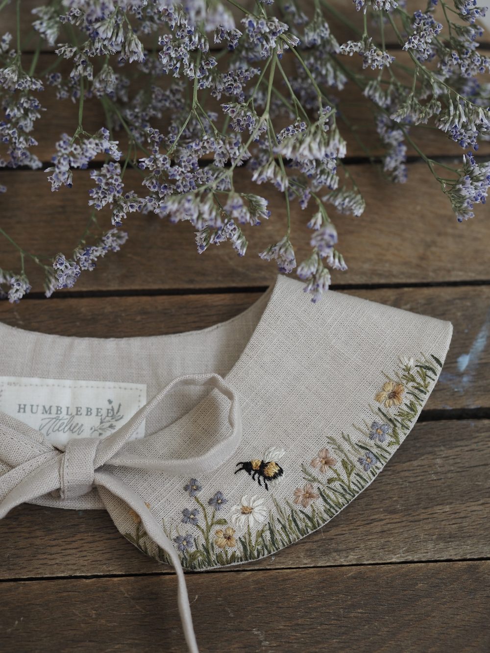 Leinenkragen mit Wiesenblumen und Hummel