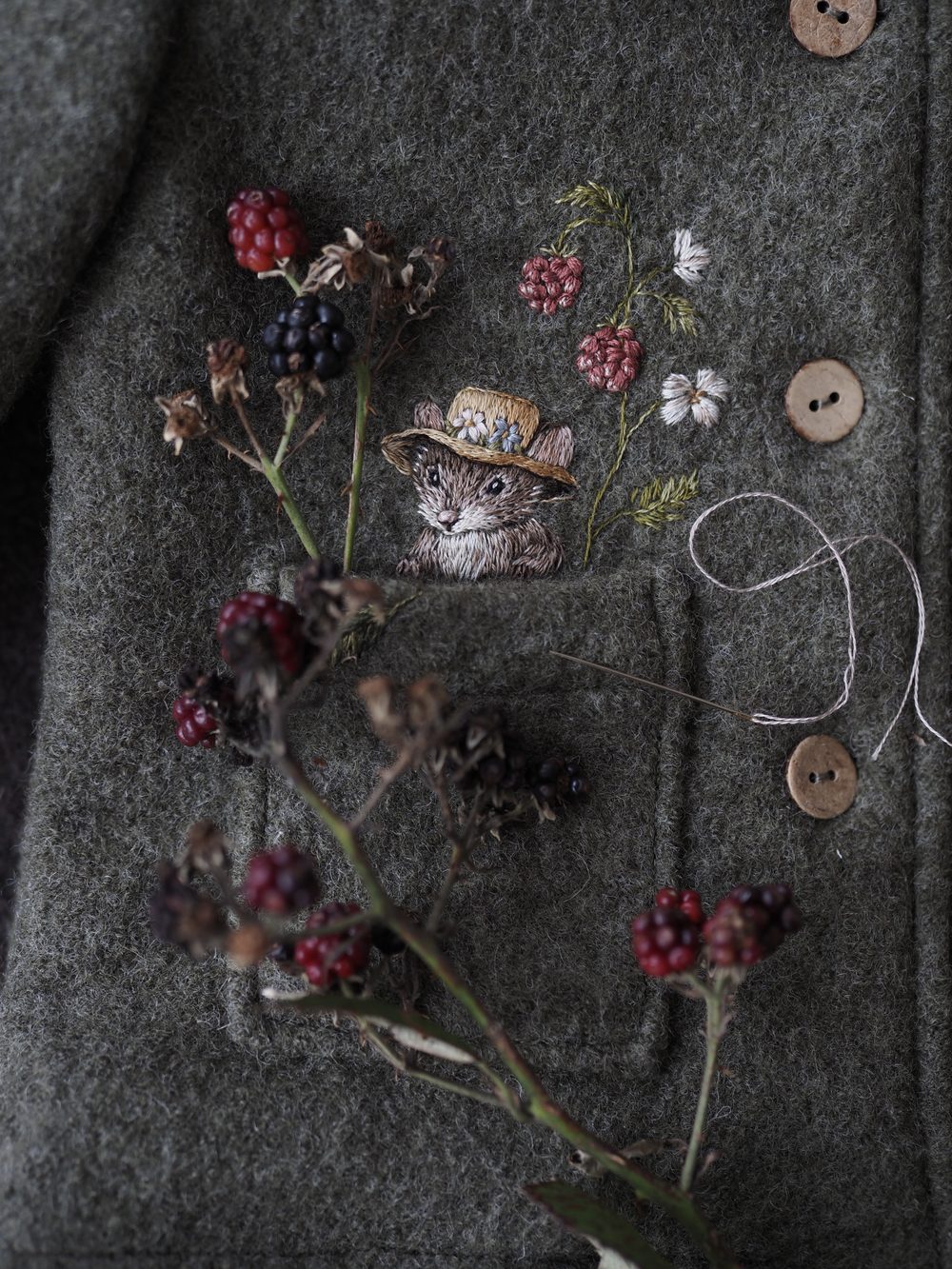 Grauer Wollmantel mit gestickter Katze und Brombeeren
