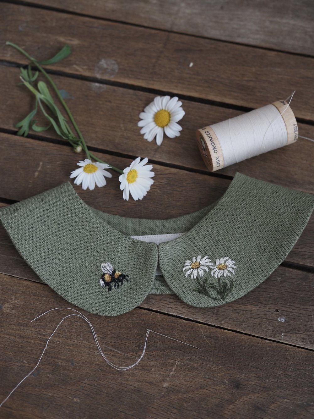 Bestickte Kragen mit Hase und Blüten