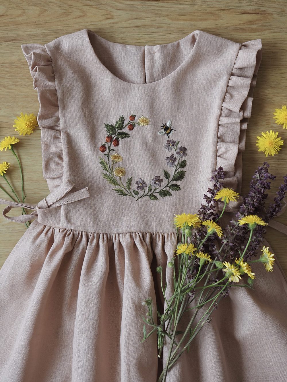Rosa Leinenkleid mit gesticktem Blütenkranz