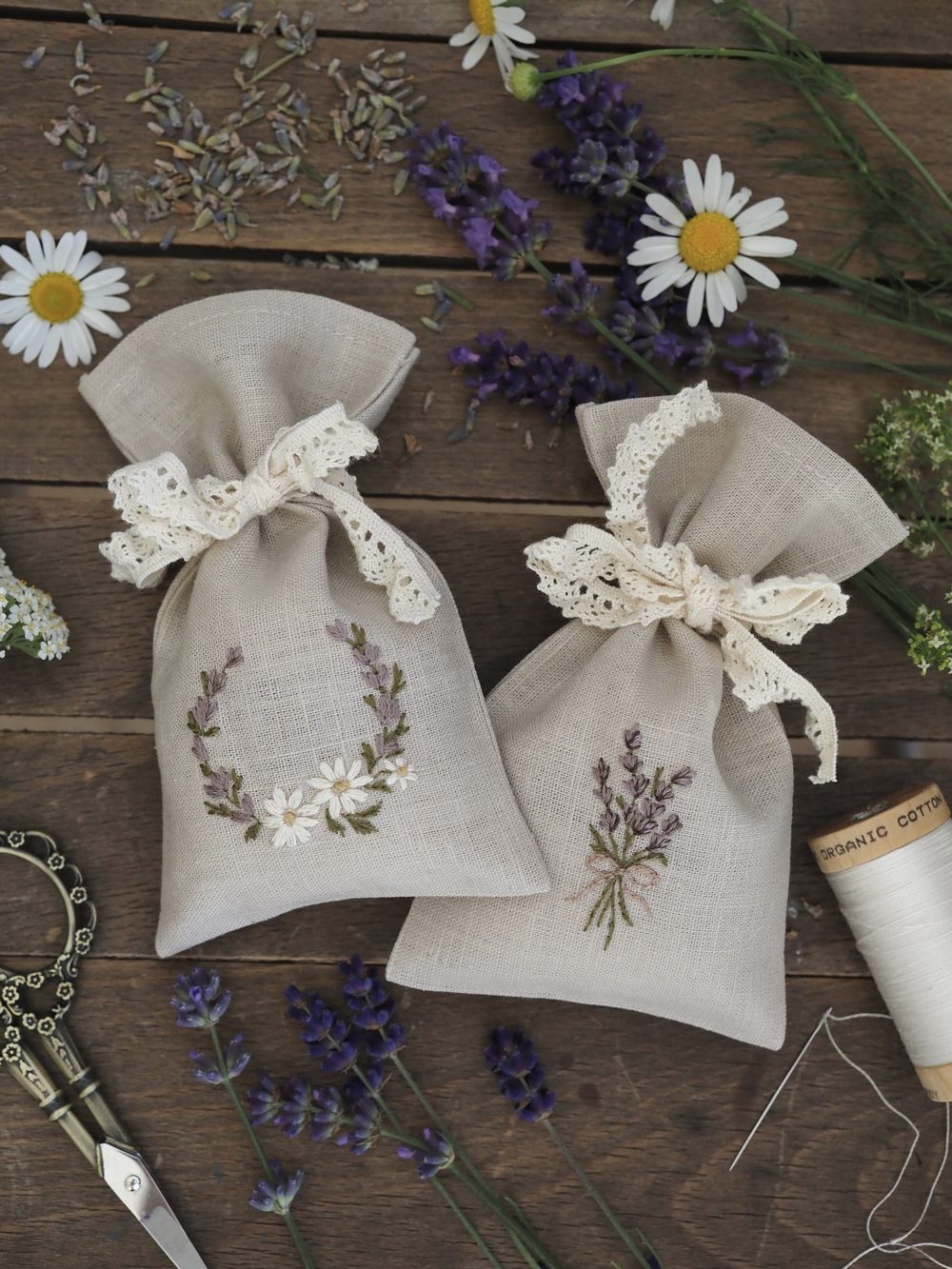 Leinensäckchen mit gesticktem Lavendel und Blütenkranz