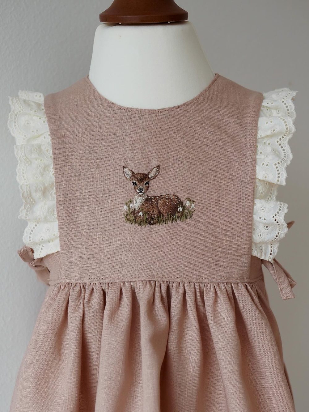 Rosa Leinenkleid mit gesticktem Rehkitz und Rüschenärmeln