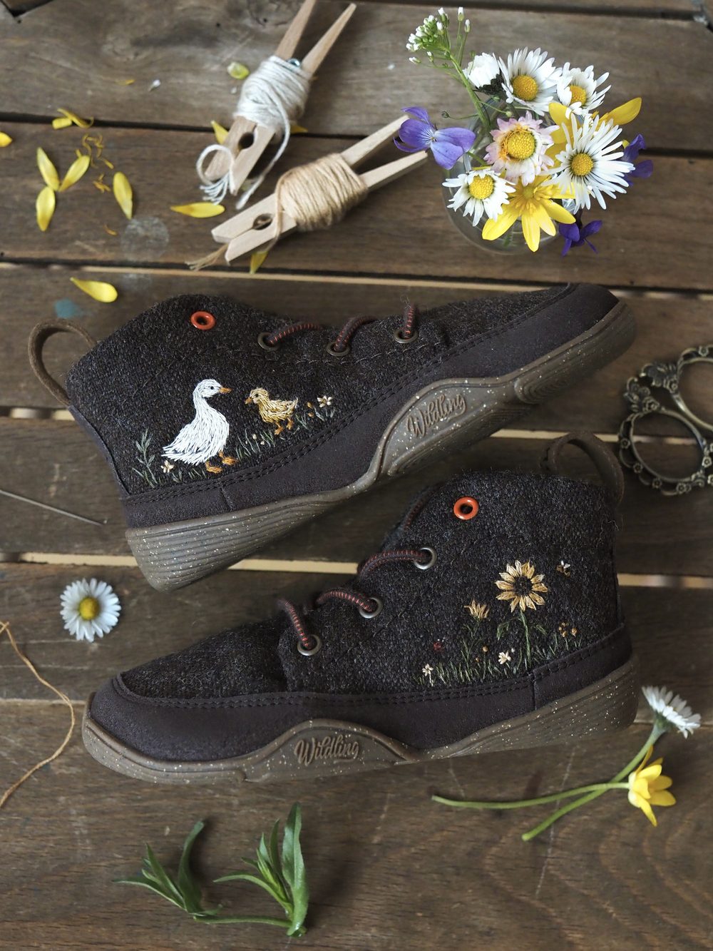 Bestickte Filzschuhe mit Gans und Wiesenblumen