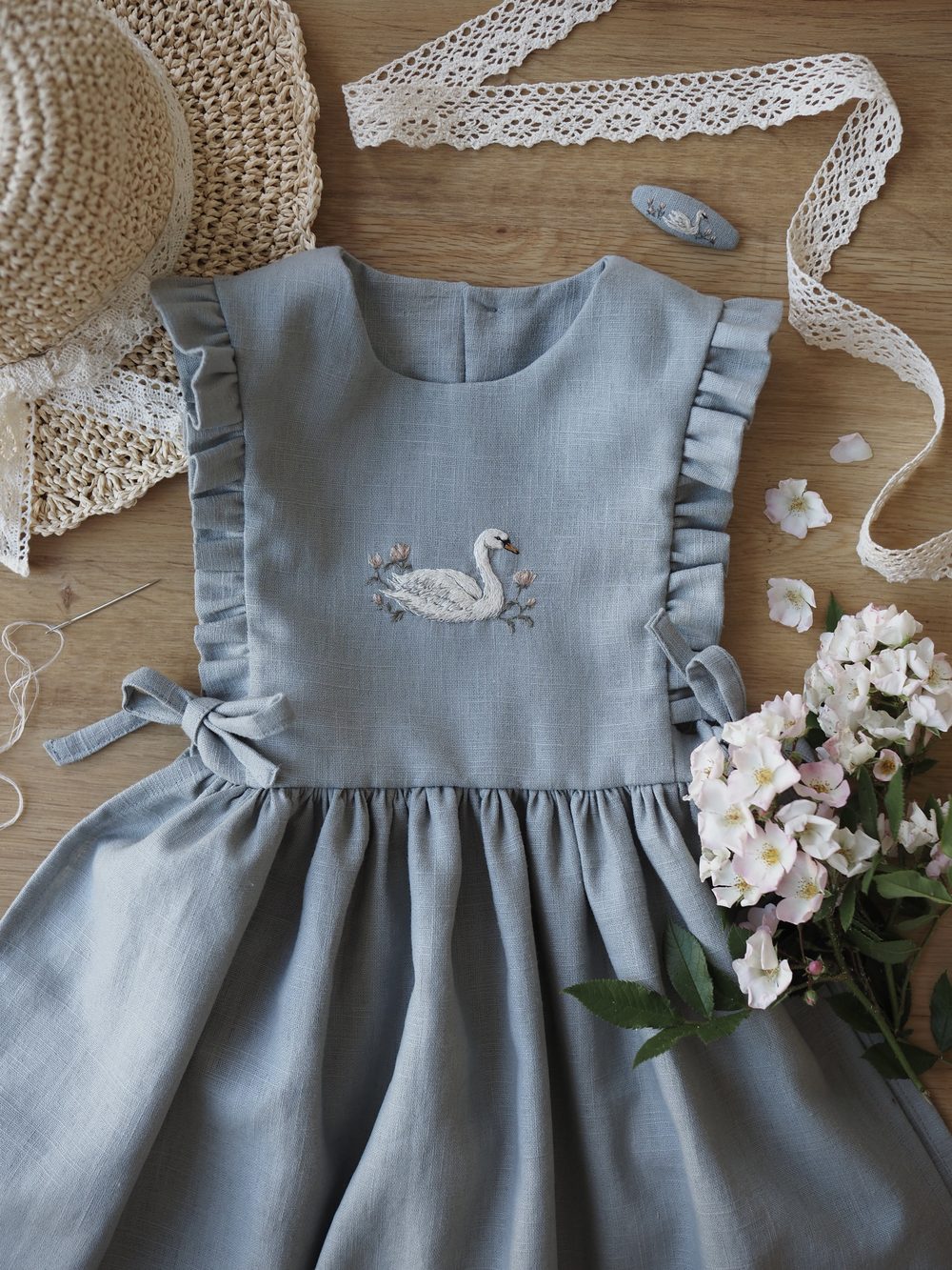 Hellblaues Kleid mit gesticktem Schwan