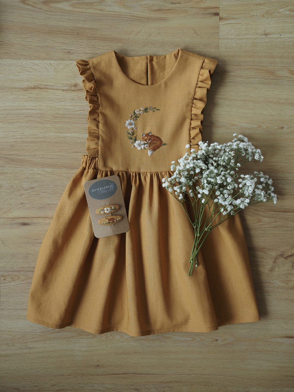 Senfgelbes Kleid mit Rüschen, gesticktem Blütenbogen und Maus