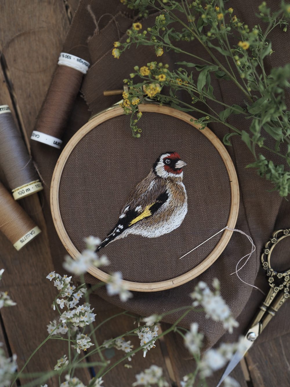 Gestickter Stieglitz im Stickrahmen