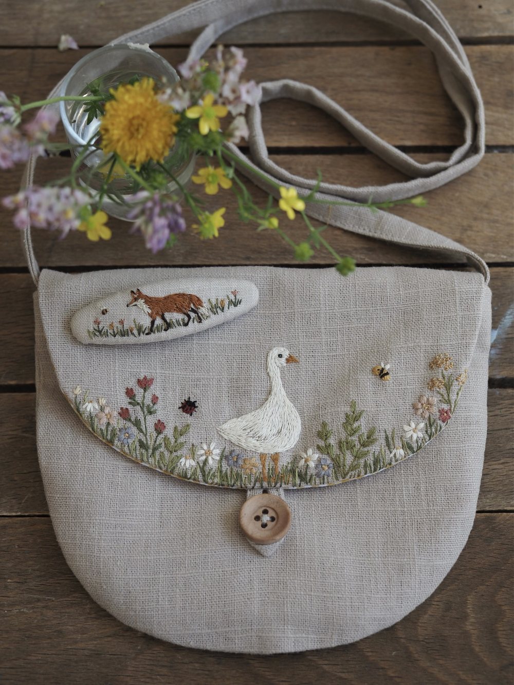 Leinentasche mit gestickter Gans, Reh und Wiesenblumen