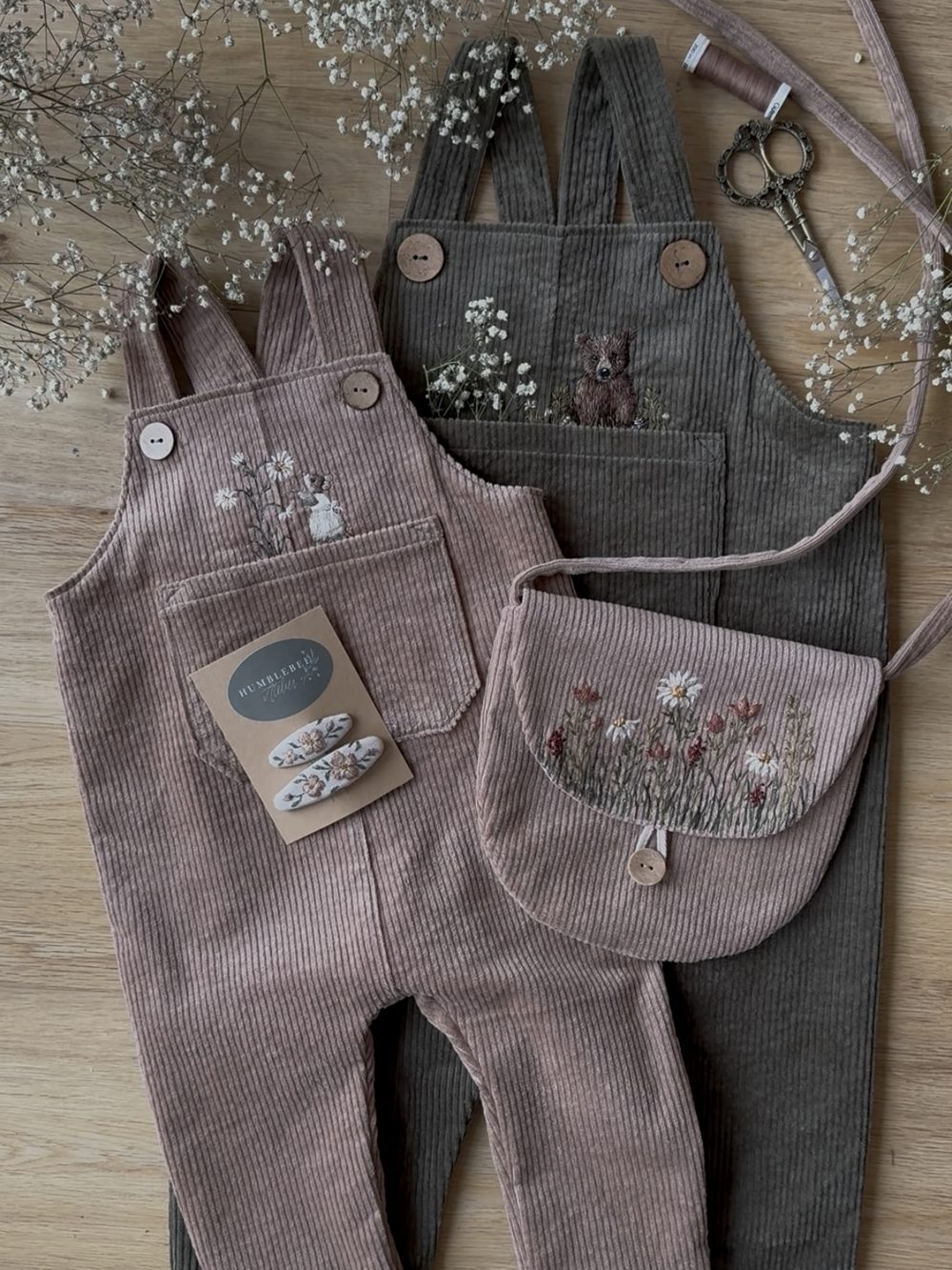 Zwei Cordlatzhosen mit gestickten Tieren und passender Tasche