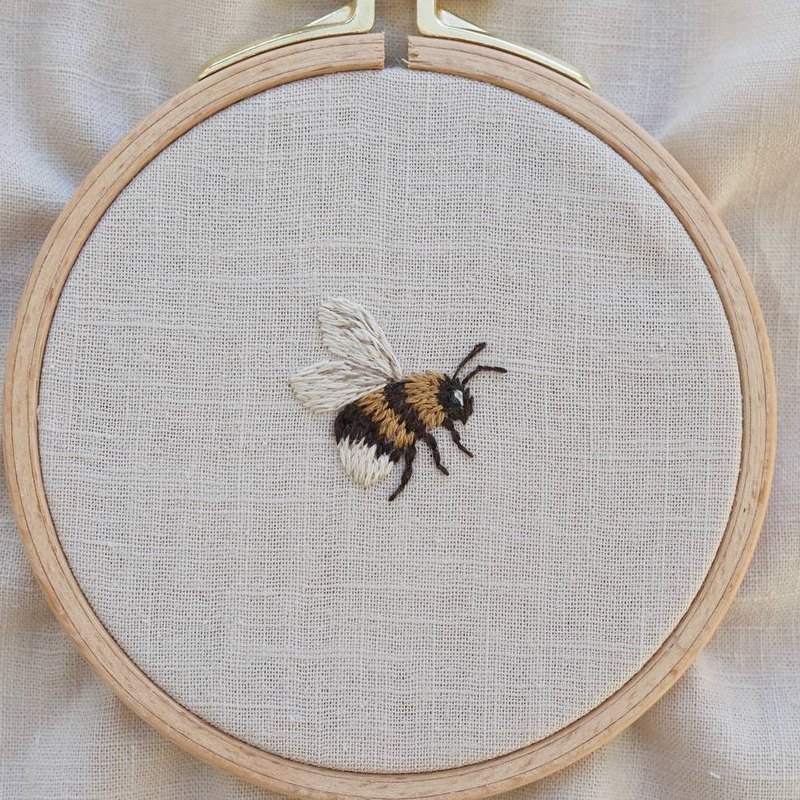 Gestickte Hummel im Stickrahmen