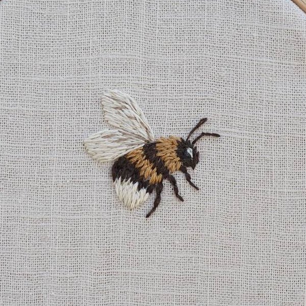 Gestickte Hummel auf Leinen, das Mini-Muster als Dankeschön