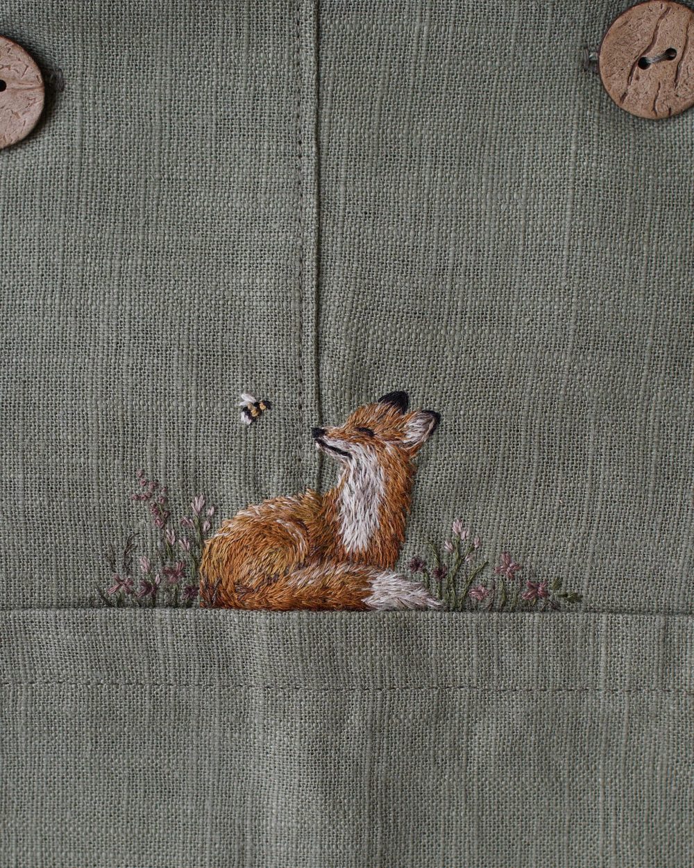 Grüne Latzhose mit gesticktem Fuchs auf der Brusttasche