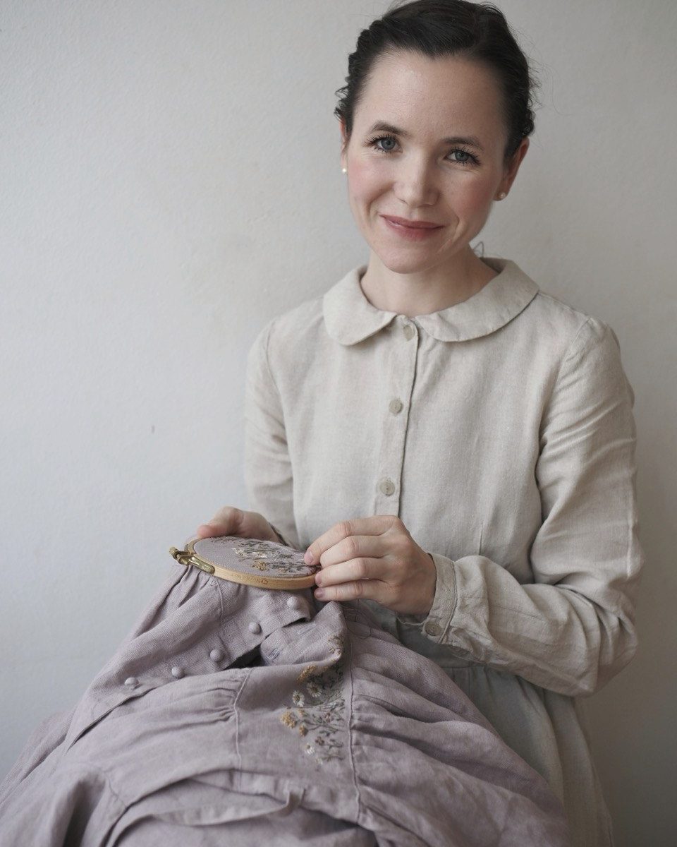 Alina mit einem Stickrahmen in ihrem Atelier